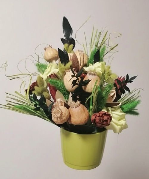 Mákgubós asztaldísz a zöld árnyalataiban