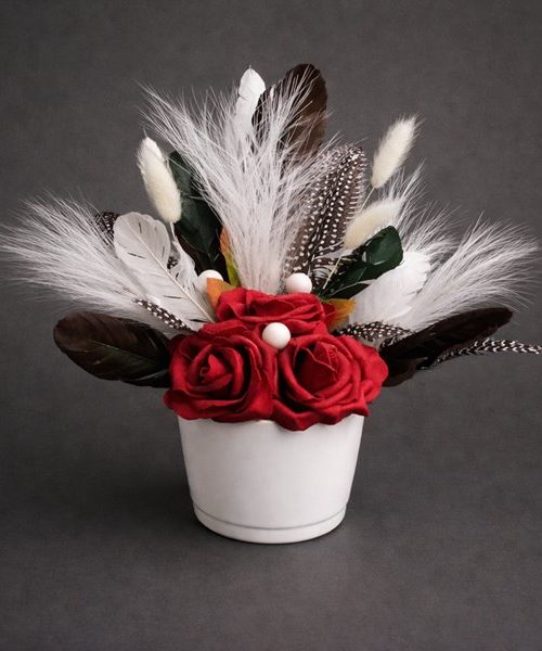 Tollas asztaldísz rózsával